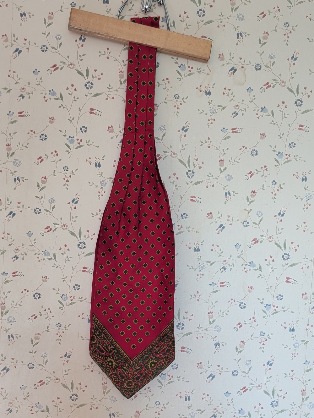 Ascot Men's Red Patterned Silk Vintage 5.5" x 46" Gentlemen Old Money Quiet Lux